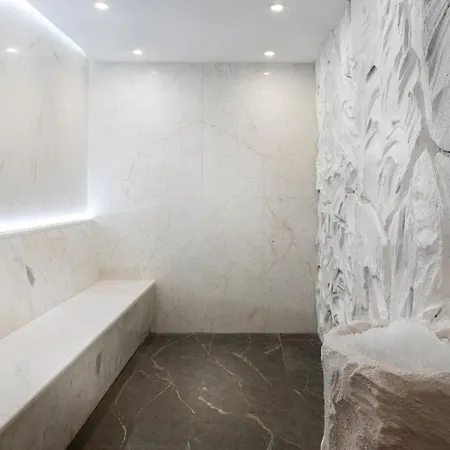 Kings' Valley Medical & Хотел