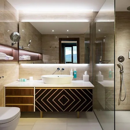 Kings' Valley Medical & 卡赞勒克